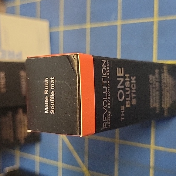 Revolution The One Blush Stick 12g New Matte Rush Souffle Mat - Picture 2 of 3